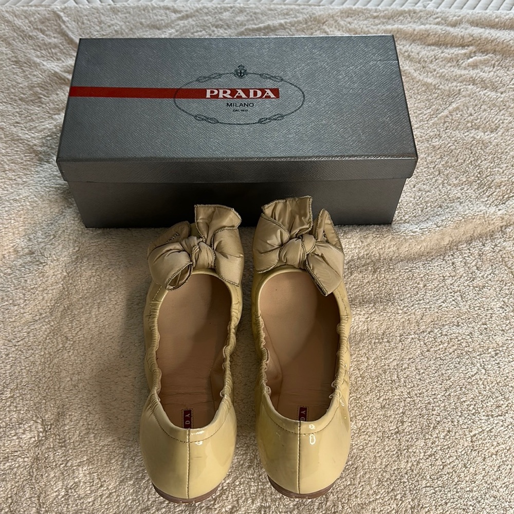 Like new Prada ballet flats with quilted bow.